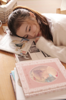 美女抓奶抖胸视频